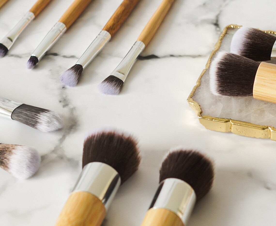Bamboo make up brushes are a great gift which can help to greenify your loved ones' beauty collections.