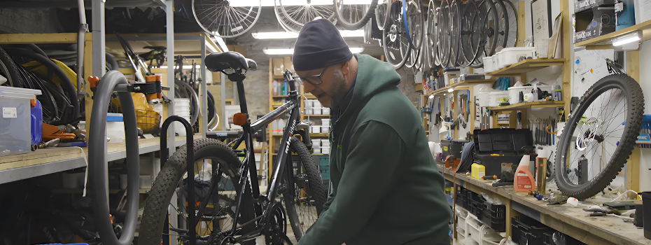 Barry Redman from MerseyCycle demonstrates how to oil a bicycle chain. Credit - MRWA . Culture City.